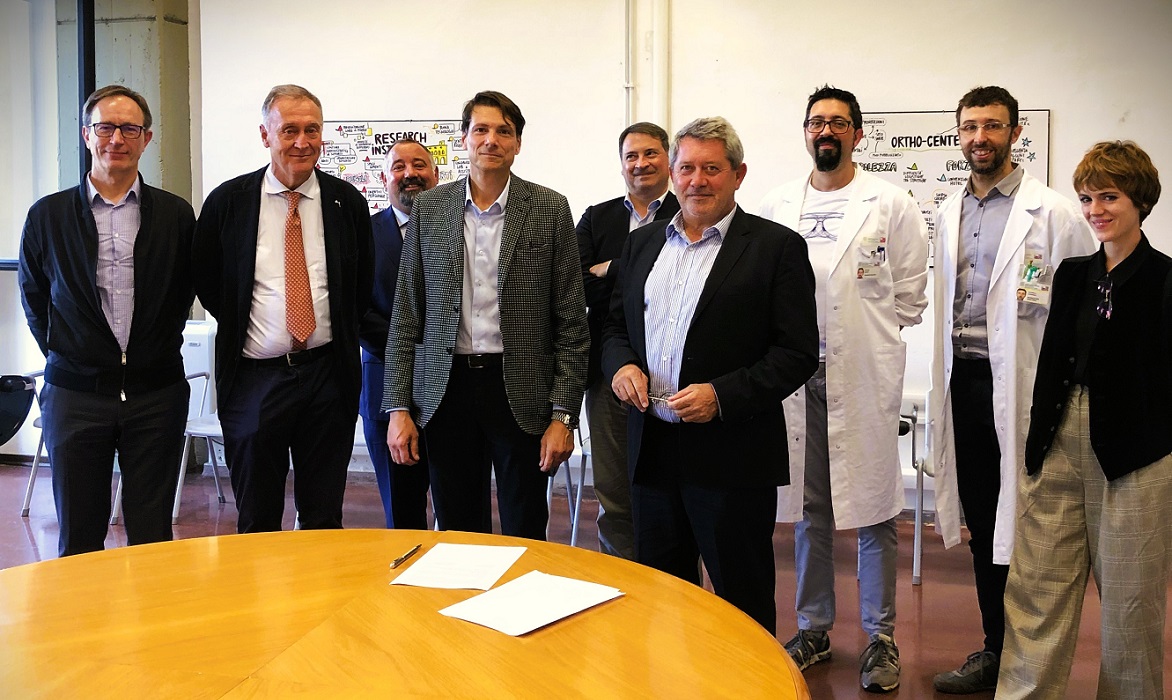 I team BTM e BIOBank in occasione della firma dell'accordo. Al centro il Direttore Generale del Rizzoli Anselmo Campagna e il Presidente di BIOBank Patrick Joucla